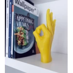 Kollane OK küünal interjööris 1